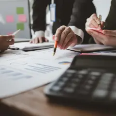 Zespół analizuje wykresy i dane, stosując metodę kasową do oceny wyników.