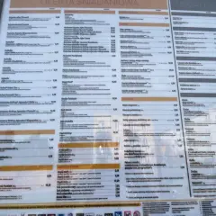 Ile kosztuje duża cola w McDonald's? Na tej karcie menu znajdziesz ceny napojów, w tym dużych col.
