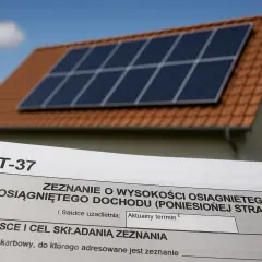 Formularz PIT-37 na tle domu z fotowoltaiką. Dowiedz się, jak rozliczyć fakturę za fotowoltaikę i złożyć zeznanie podatkowe.