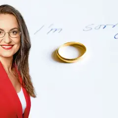 Uśmiechnięta prawniczka w czerwonej marynarce obok obrączki i napisu "I'm sorry". Dobry prawnik od rozwodów pomoże przejść przez trudne chwile.