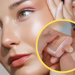 Zbliżenie na twarz kobiety z zielonymi oczami i dłonią wyciskającą krem BB Golden Rose na nadgarstek.