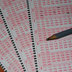 Kupony lotto i ołówek. Zastanawiasz się, gdzie kupić zdrapki? Na tych kuponach możesz zaznaczyć swoje szczęśliwe liczby.