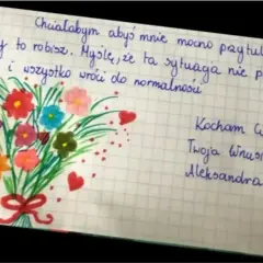 Wzruszający list od wnuczki Aleksandry dla babci, z rysunkiem bukietu kwiatów i serduszek. Mowa pogrzebowa dla babci od wnuczki.