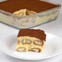 Pyszny, sprawdzony przepis na tiramisu z mascarpone. Warstwy biszkoptów i kremu, posypane kakao. Idealny deser.
