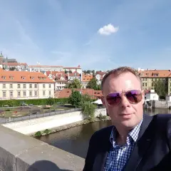 Praga zachwyca! Zastanawiasz się, co warto kupić w Pradze? Oprócz pamiątek, warto zobaczyć zamek i Muzeum Kafki.