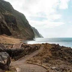 Steile Küsten und das Meer: Hier kann man auf Madeira wandern und die Natur genießen. Kleine Häuser am Wegrand laden zum Verweilen ein.