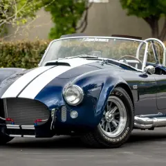 Błękitny Shelby Cobra z białymi pasami, gotowy do jazdy.