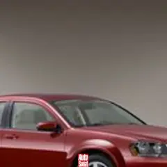 Czerwony Dodge Avenger, model z linii stratus, prezentuje się elegancko na neutralnym tle.