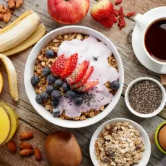 Dieta po porodzie naturalnym: Co jeść? Obalamy mity i wspieramy laktację