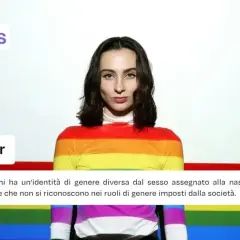Ragazza con maglia arcobaleno, simbolo di transizione di genere e inclusione.