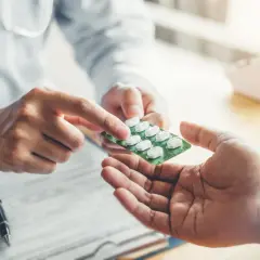 Lekarz podaje pacjentowi opakowanie tabletek. Sprawdź aktualną xarelto 20 mg cena.