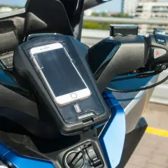 Uchwyt na telefon Honda Forza 125 z wbudowanym portem USB, gotowy na każdą podróż.