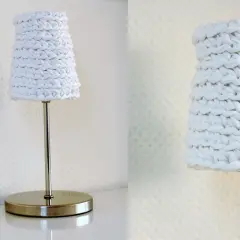 Lampada con paralumi uncinetto schemi gratis. Un tocco di artigianato per la tua casa.