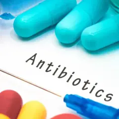 Lekarz przepisał biofuroksym, antybiotyk w kapsułkach i ampułkach, by zwalczyć infekcję.