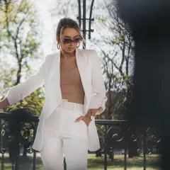 Jaka bluzka do białego garnituru? Stwórz idealny look na każdą okazję.