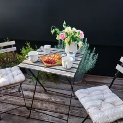 Drewniany, nowoczesny balkon z kawą i śniadaniem.