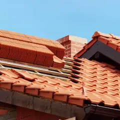 Układanie dachówki ceramicznej. Sprawdź atrakcyjną dachówka ceramiczna cena za m2.