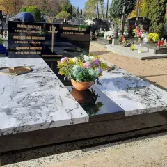 Ile kosztuje fundament pod pomnik? Sprawdź ceny i ukryte wydatki
