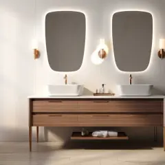 Elegancka łazienka z podwójnym lustrem łazienkowym podświetlanym, drewnianą szafką i wanną.