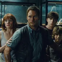 Rodzina w napiętej sytuacji w Jurassic World. Kolejność wydarzeń prowadzi do niebezpieczeństwa.