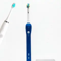 Szczoteczka soniczna czy rotacyjna dla dzieci? Wybór eksperta