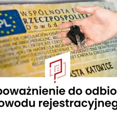 Ręka trzyma kluczyki do samochodu na tle dowodu rejestracyjnego. Dowiedz się, jak napisać upoważnienie do odbioru dowodu rejestracyjnego.