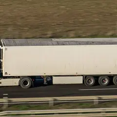 Weißer Sattelzug fährt auf Autobahn. Ein fleißiger linehaul agent sorgt für pünktliche Lieferung.