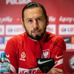 Grzegorz Krychowiak, w koszulce reprezentacji Polski, podczas konferencji prasowej. Gdzie gra? W kadrze narodowej!