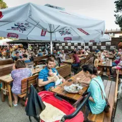 Gdzie zjeść w Jastrzębiej Górze poza sezonem? Sprawdzone lokale