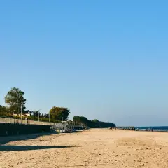 Piękna plaża w Sarbinowie, idealne miejsce na spacer i podziwianie widoków. Atrakcje dla każdego!
