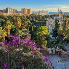 Malaga zwiedzanie: widok na park z palmami, budynki i port z rejsem. Spacer po urokliwych zakątkach miasta.