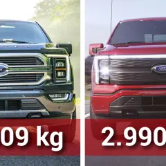 Dos **coches eléctricos grandes** Ford, uno negro y otro rojo, muestran sus pesos: 2.009 kg y 2.990 kg.