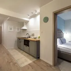 Czy pasek pod sufitem jest modny? Odkryj trendy w aranżacji wnętrz