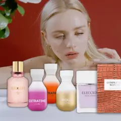 Mujer rubia con perfumes. Se busca la ikiru mercadona equivalencia en estas fragancias.