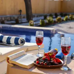 Stomia i alkohol: Co musisz wiedzieć, zanim sięgniesz po kieliszek?