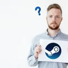 Mężczyzna trzyma kartkę z logo Steam, otoczony znakami zapytania.