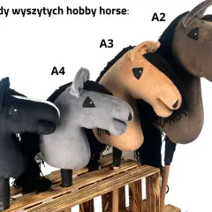 Pięć pluszowych hobby horse w różnych kolorach: czarny, szary, beżowy i brązowy. Idealne do nauki, jak uszyć hobby horse.
