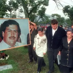 Ludzie niosą portret Pabla Escobara podczas pogrzebu.