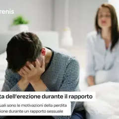 Uomo disperato a letto, con le mani sul viso, mentre una donna è seduta sullo sfondo. Il testo parla della perdita dell'erezione durante il rapporto.