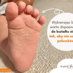 Mała stópka niemowlaka, idealna do dobrania odpowiedniego rozmiaru buta, by nie uciskał paluszków.