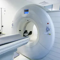 Nowoczesny aparat do tomografii komputerowej i rezonansu magnetycznego, gotowy do badań diagnostycznych.