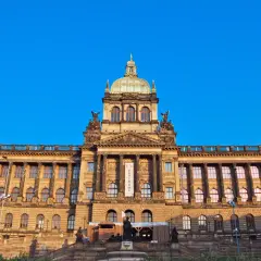 Majestatyczny budynek Narodowego Muzeum w Pradze, z kopułą i rzeźbami, zaprasza do zwiedzania.