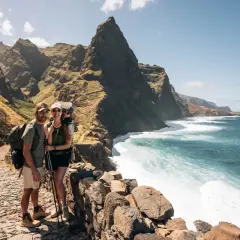 Couple randonnant avec bébé au Cap-Vert, découvrant quoi faire dans ce paysage spectaculaire de montagnes et d'océan.