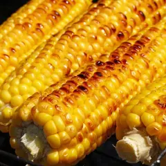 Pannocchie dorate e leggermente abbrustolite, pronte per essere gustate. Perfette cotte in friggitrice ad aria per un sapore unico.