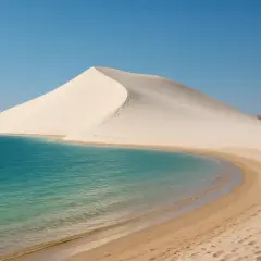 La majestueuse dune blanche de Dakhla rencontre les eaux turquoise d'un lagon paisible, sous un ciel d'un bleu éclatant.