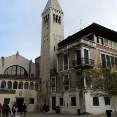 Campanile e palazzi a San Samuele, Venezia. Persone passeggiano nella piazza.