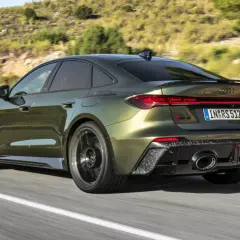Nowy Audi RS5 2026 w kolorze oliwkowym pędzi po krętej drodze, prezentując sportowy design i moc.
