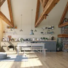 Jasna kuchnia w stylu modern farmhouse z kamiennym kominkiem, drewnianymi belkami i dużymi oknami.