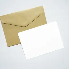Złota koperta i biała kartka. Idealne, by dowiedzieć się, jak wysłać list.