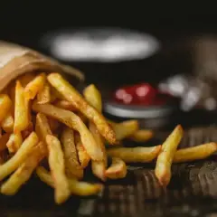 Chrupiące frytki: ile i jak smażyć w oleju? Metoda mistrzów!